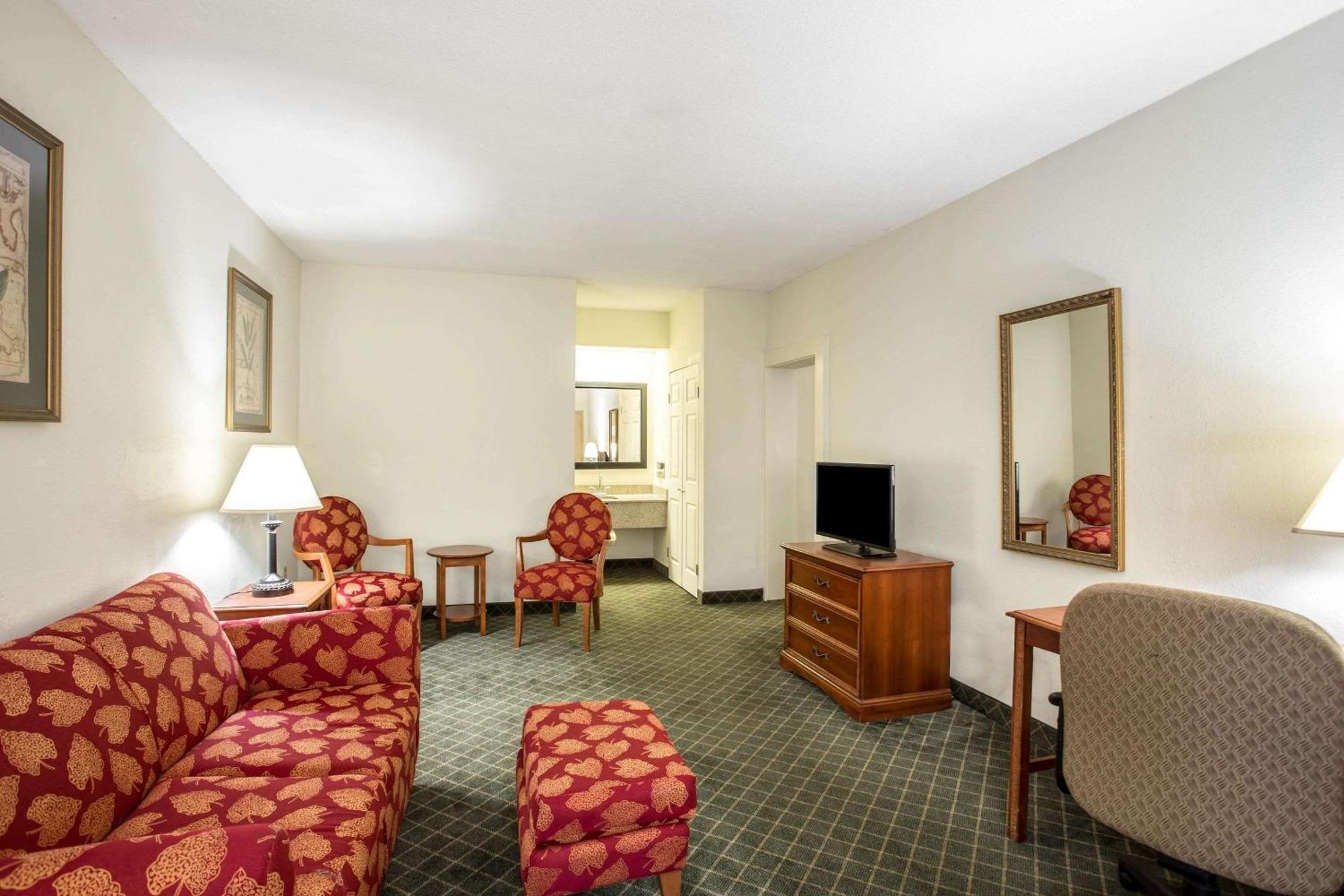 Clarion Inn & Suites Aiken South Extérieur photo